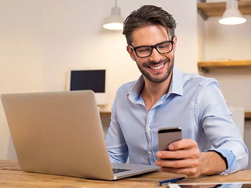 A client effortlessly managing business on the go with Servcorp’s Virtual Office solutions.